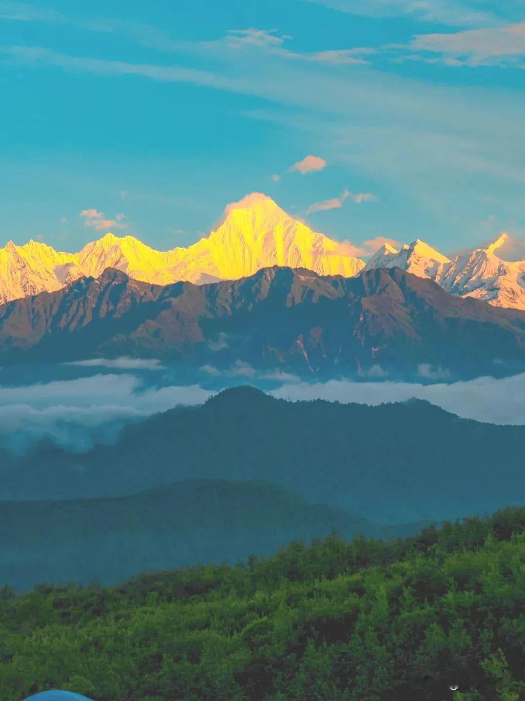 泸石高速通车后，去王岗坪观赏雪山美景将成为旅游热点。王岗坪与贡嘎山主峰的直线距