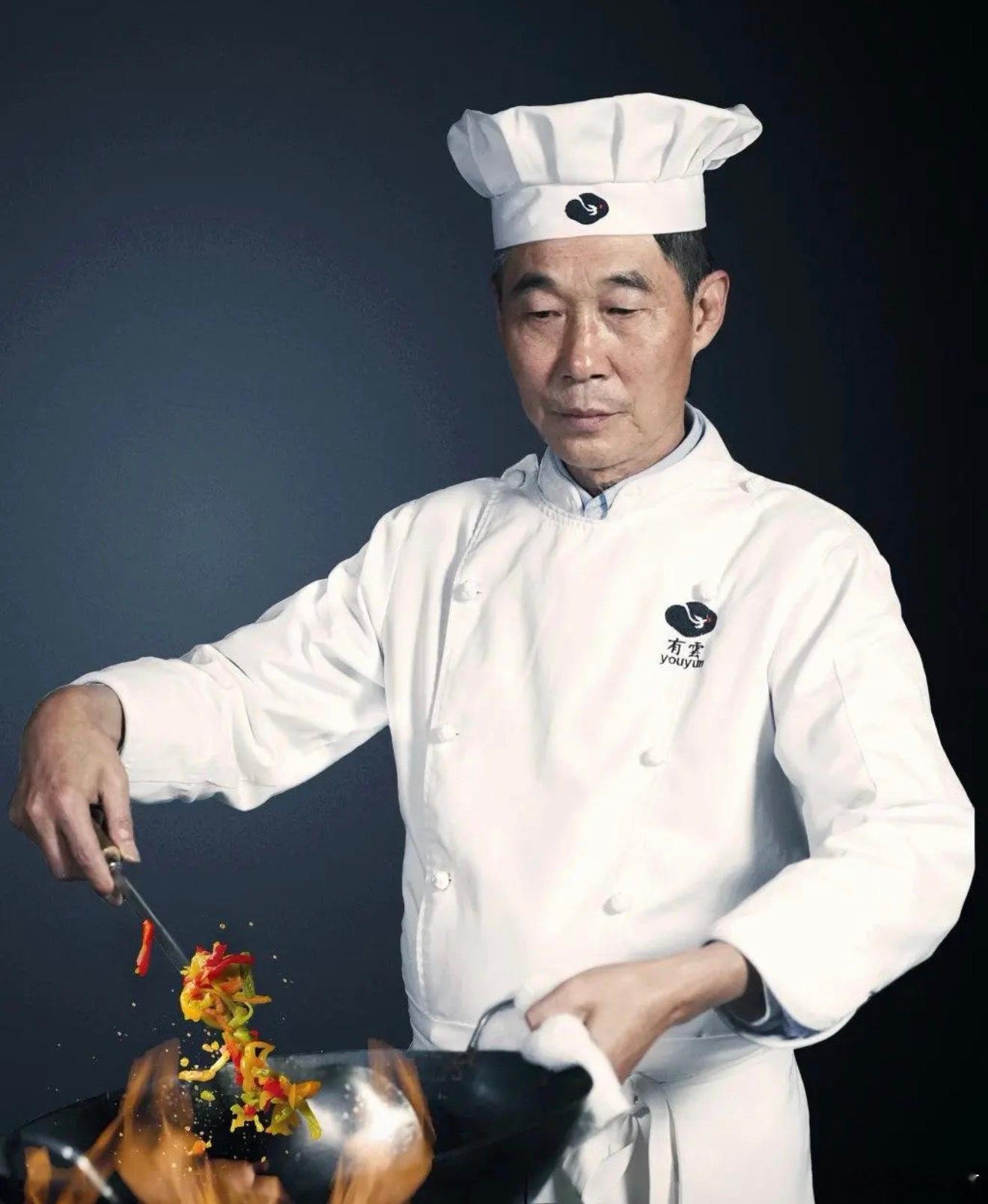 川菜老师傅遭年轻厨子爆冷击败只能说是长江后浪推前浪了，两个人的厨艺各有千秋，做出