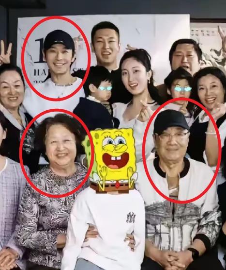 网友晒出黄晓明最新行程，带着父母和儿子小海绵参加亲戚家宝宝的周岁宴。从照片中可以