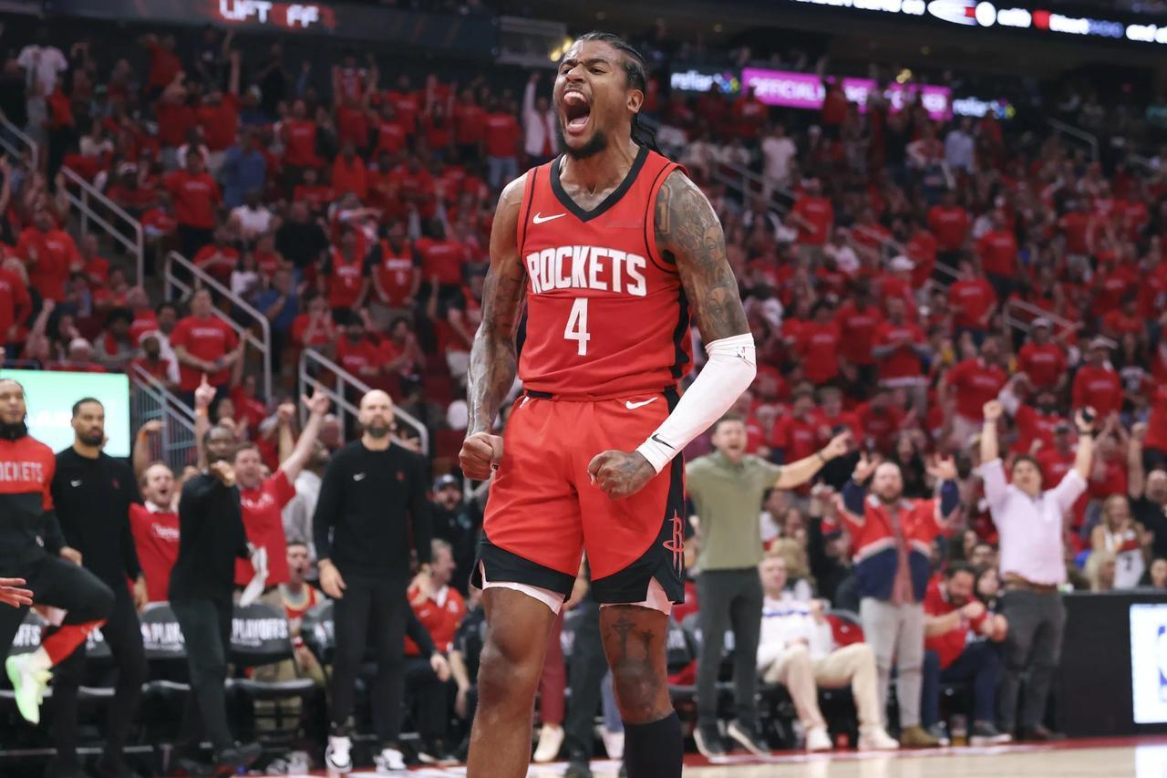 今天一个湖人球迷跟我说，申京命中率那么低火箭球迷为什么那么包容他？我说他们除了杰
