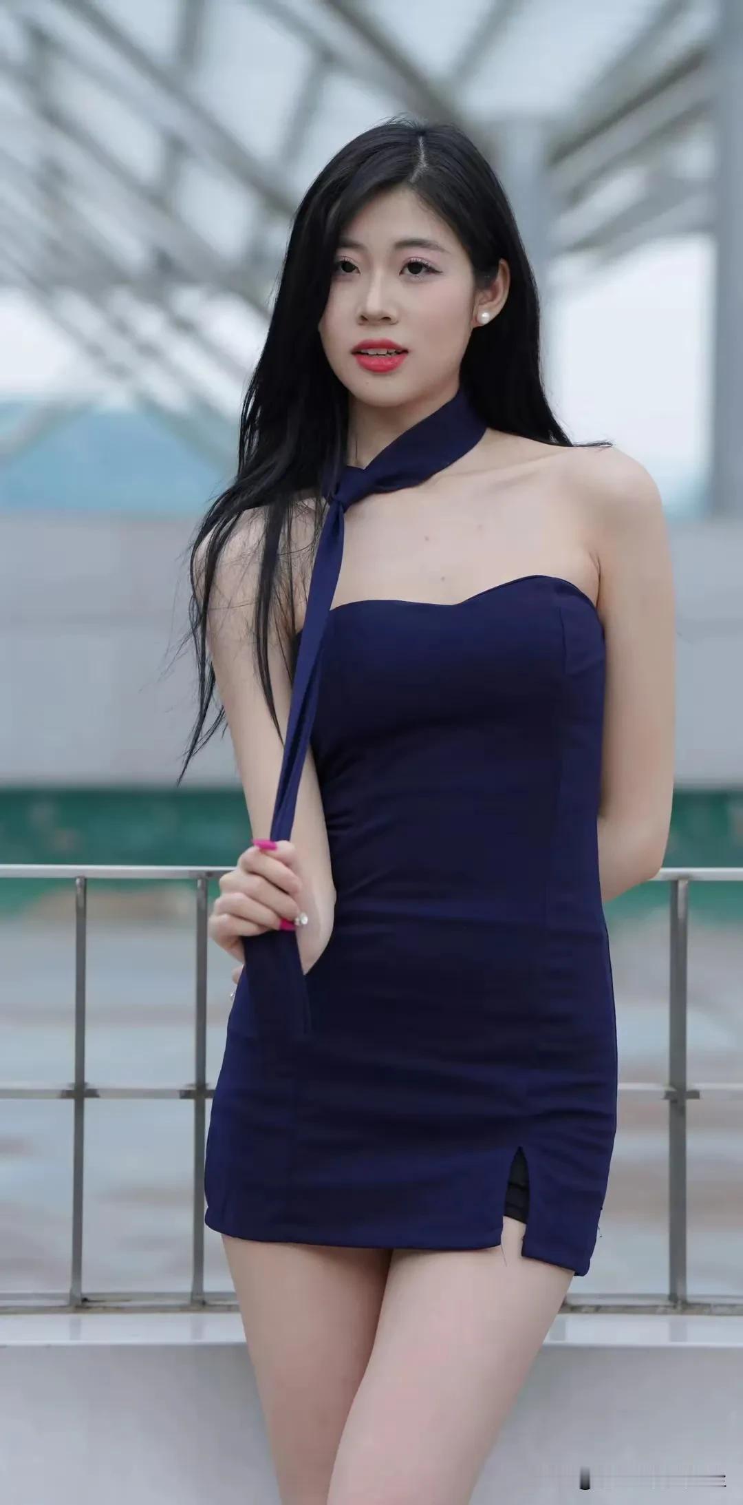 微胖女生穿搭别被“显瘦”束缚，要放大自身曲线优势。纯色系衣装就很不错，像纯黑色无