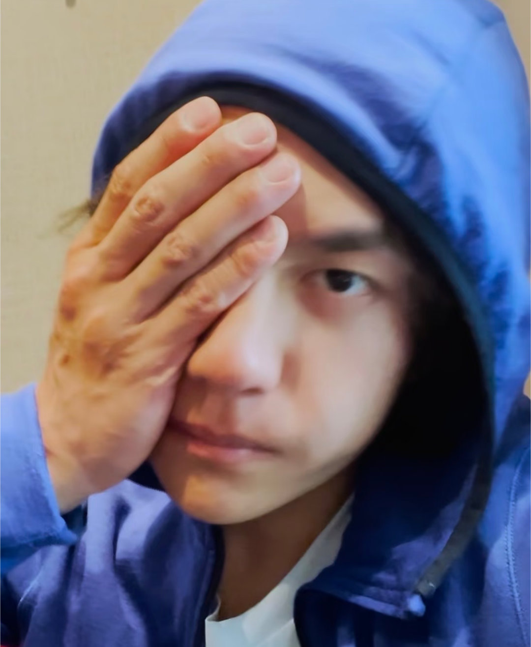 一博战战睡前打视频的时候就这样素颜好顶🫣🫣