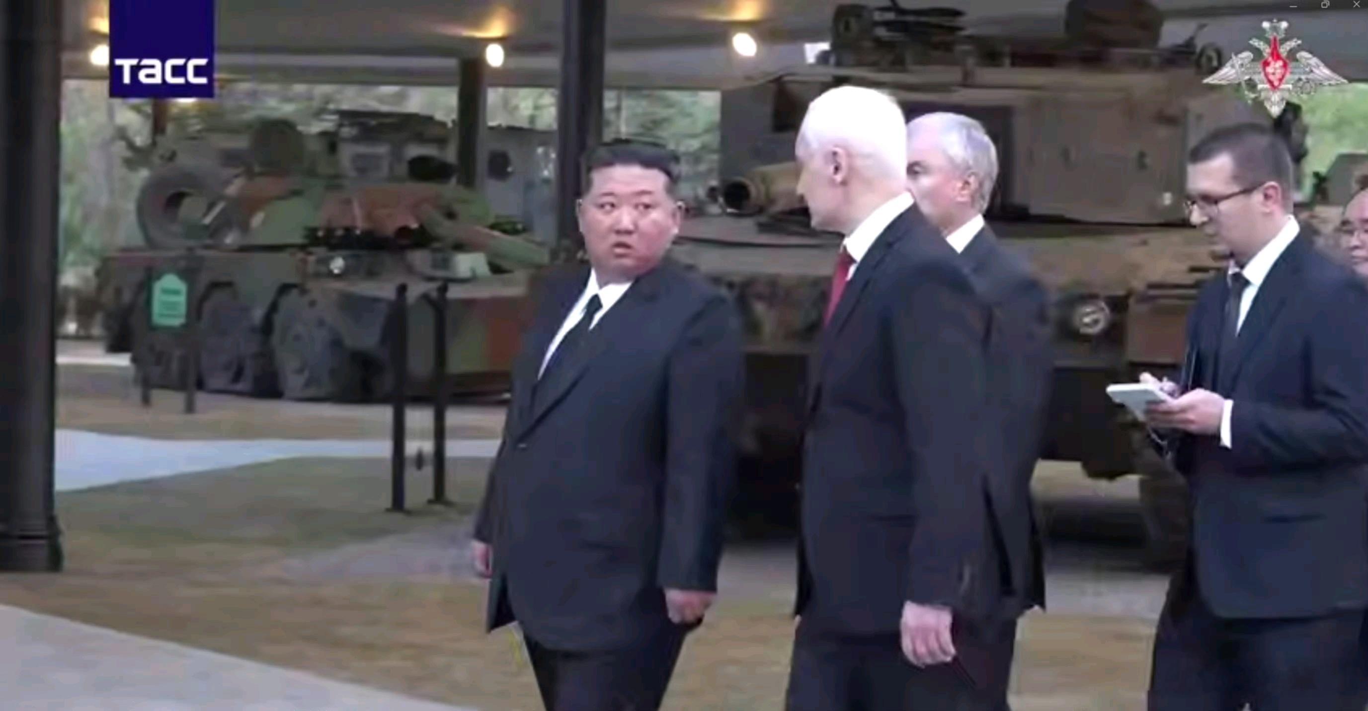 俄国人送给朝鲜的博物馆一辆德国豹2A4坦克，还有一辆法国人的AMX10RC轮式坦