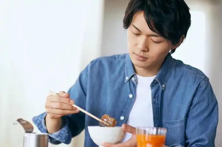 61岁男子，坚持饿肚子不吃晚饭，6个月后，血糖和体重情况如何不少人听说晚饭不