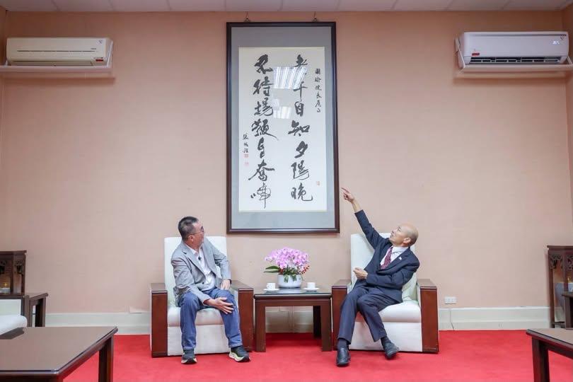 韩国瑜强力支持李四川，他在脸书上发文呼吁“韩粉”一起力挺李四川这只“老牛”。他写
