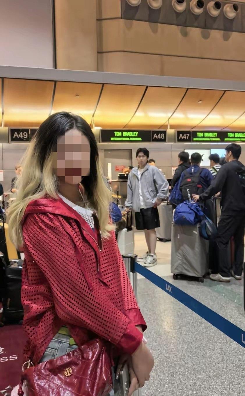 女孩机场遇到王楚钦的合影，被评为最佳合影！国乒结束美国大满贯，在回北京的路