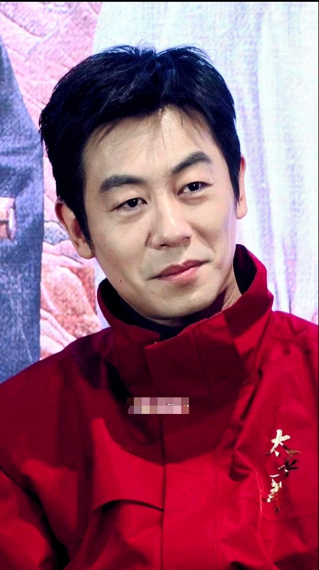 朱亚文，昔日被誉为“行走的荷尔蒙”，如今似乎完全换了个人。记忆中的他，在《红高