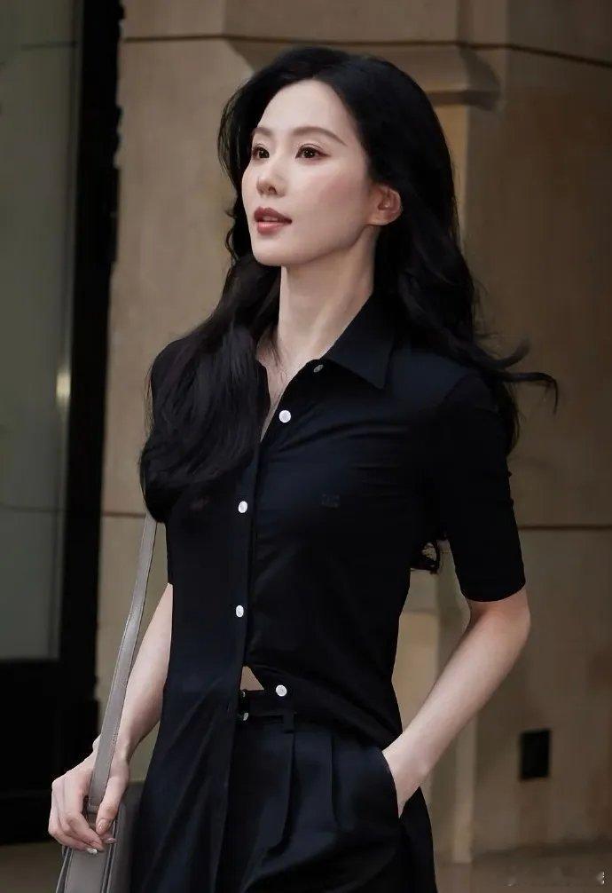 刘诗诗时装周惊艳亮相，一袭黑衣尽显潇洒风范，利落剪裁勾勒有型轮廓，举手投足间皆是