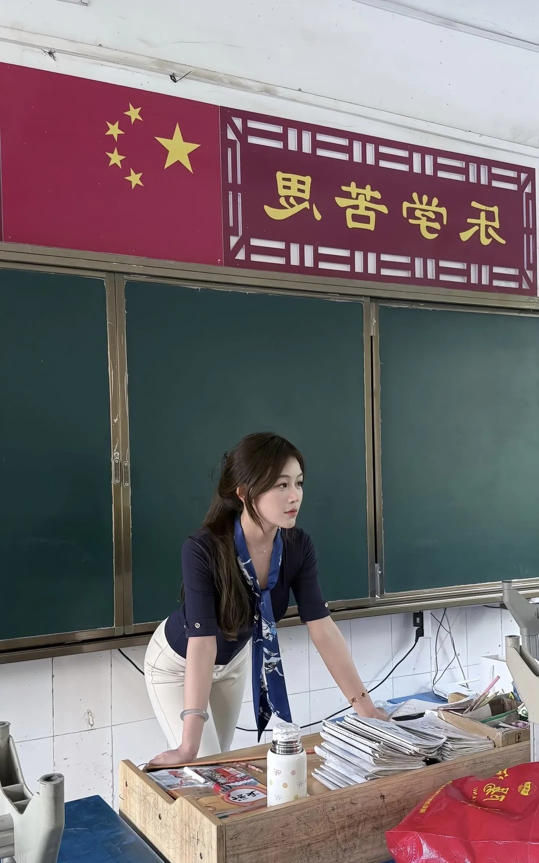 有这么漂亮的老师，上课会认真学习吗？