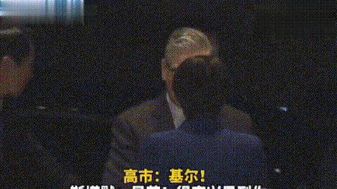 斯塔默被高市早苗吓一跳，按住高市肩膀躲过拥抱，对着日本国旗愣了几秒才点头致意