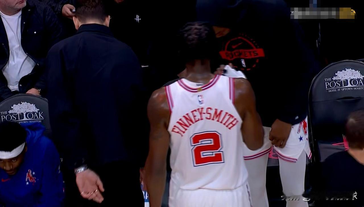 火箭大将芬尼-史密斯的场上正负值真是太低了！在今天火箭主场迎战步行者的上半场比赛