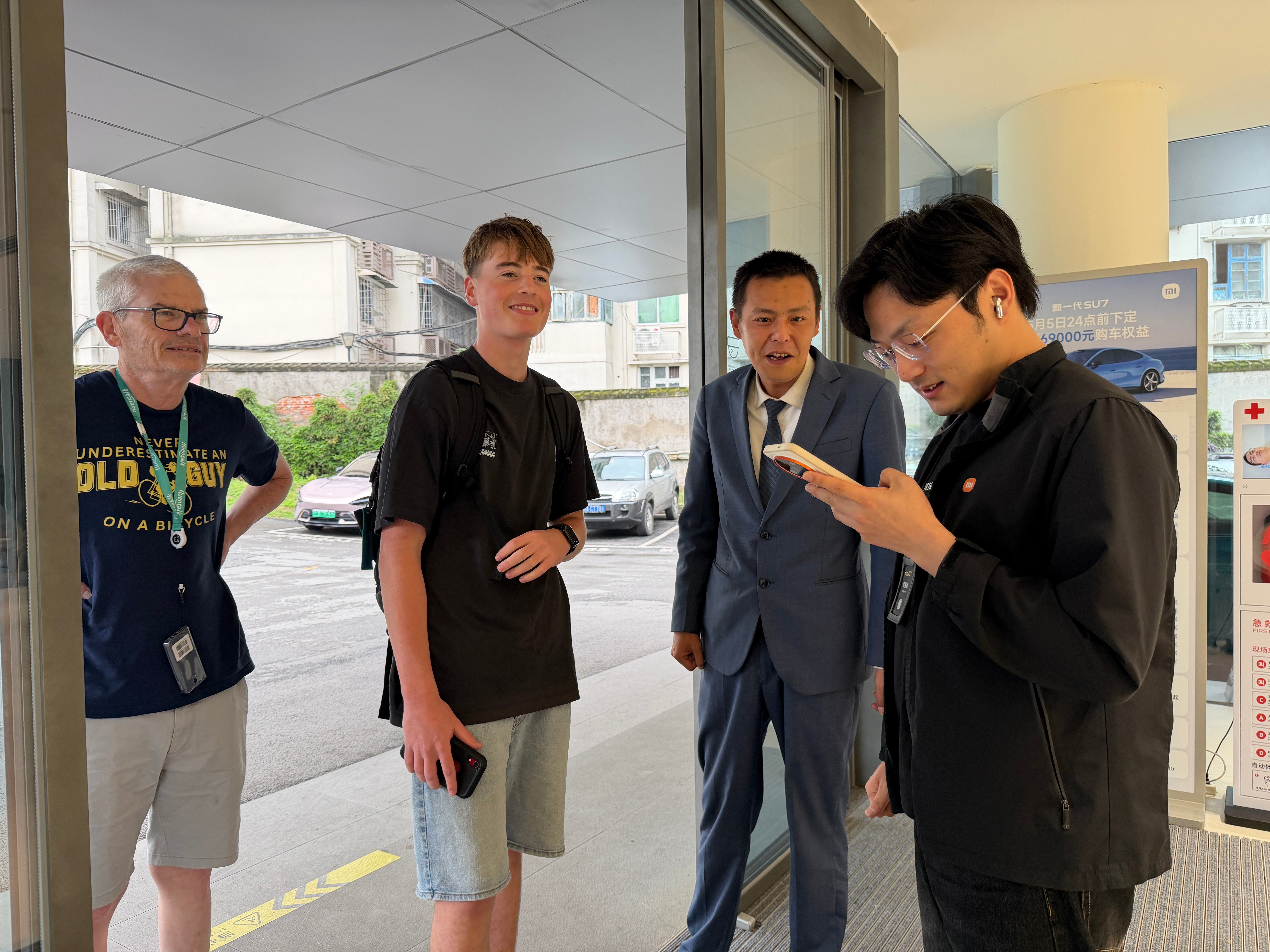 在小米4S店的时候来了两个外国友人、ultramaster接待说：让我喊个人来