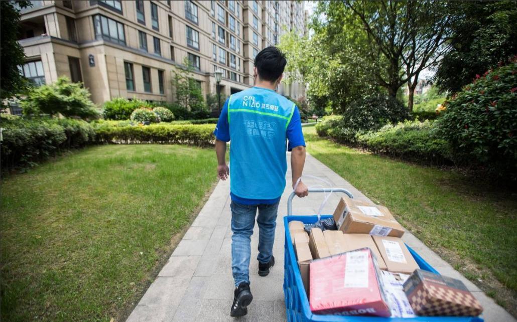 陕西西安，女子下单大件商品，特意备注送货上门，没想到，快递小哥竟然直接把商品放到