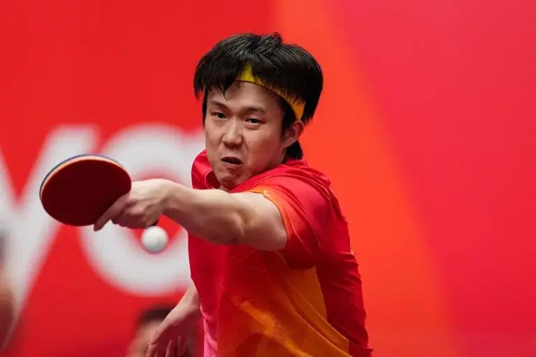 王楚钦亚运三银之后舆论场直接炸了锅，我想说一句可能得罪很多人的话：把他捧成神和把