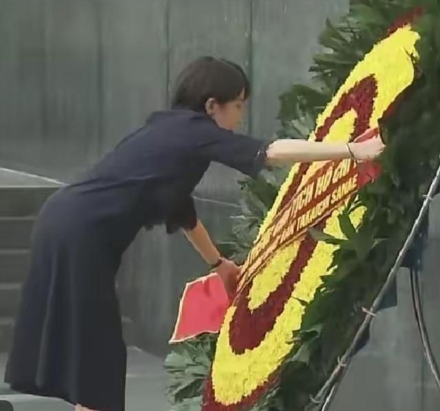 高市早苗这一跪，把日本的“双标”跪得明明白白。真正该先盯住的，不是她膝盖