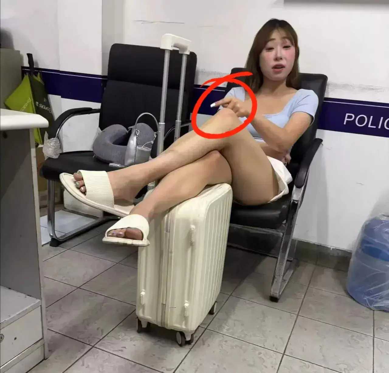 上海地铁踢人女孩警局内仍嚣张，二郎腿挑衅！上海地铁2号线那事还没完！踢裆女孩马某被拘后，警局监控拍到