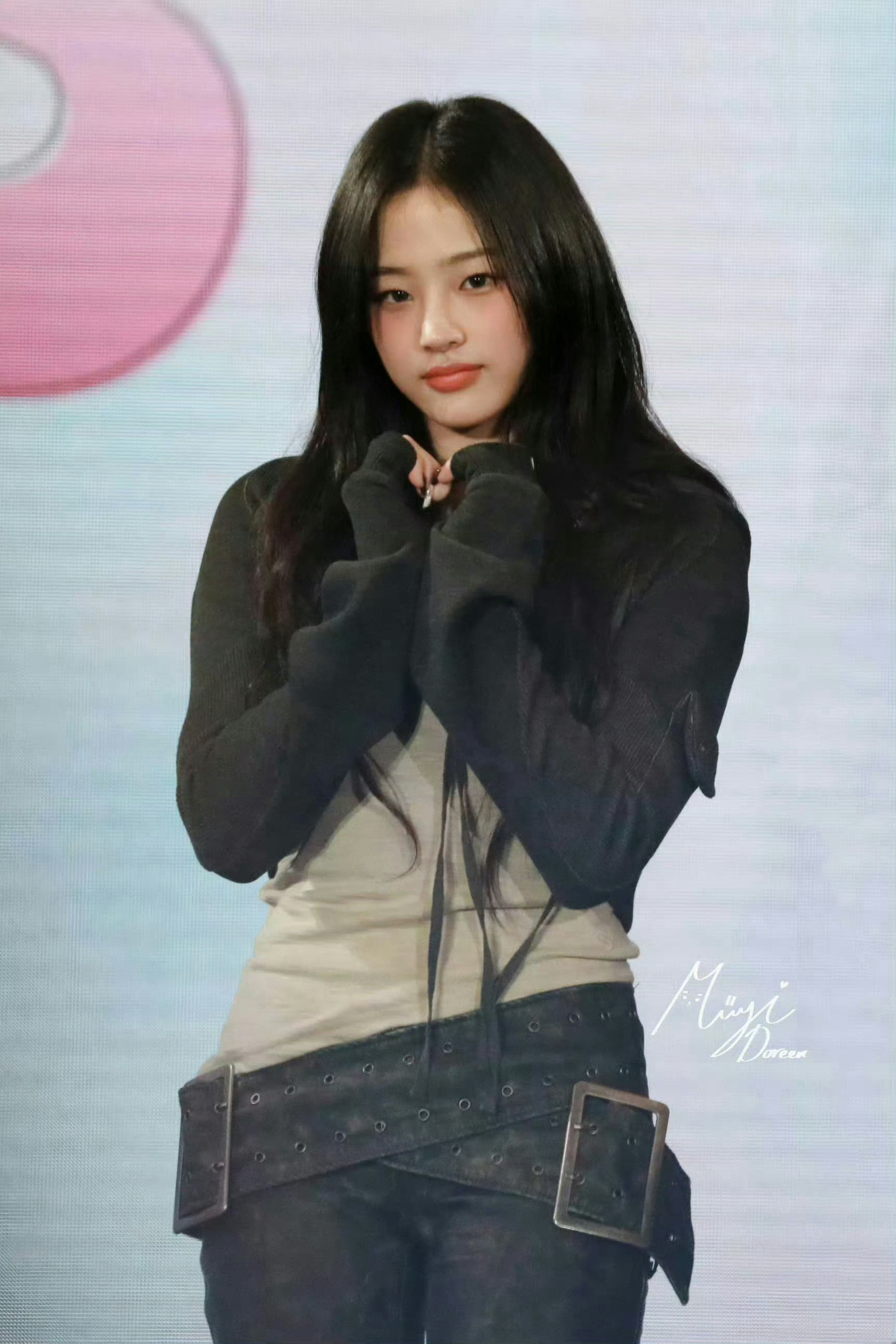 当初看到的第一眼就觉得这是一条写着minji名字的牛仔裤….💫