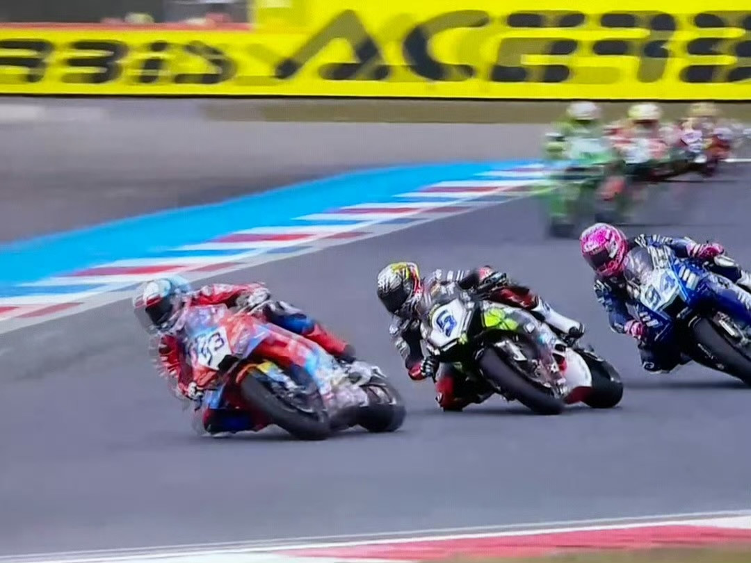 张雪机车荷兰站第4名张雪机车在荷兰站，53号车手第三完赛，最后一个弯切了西瓜，最