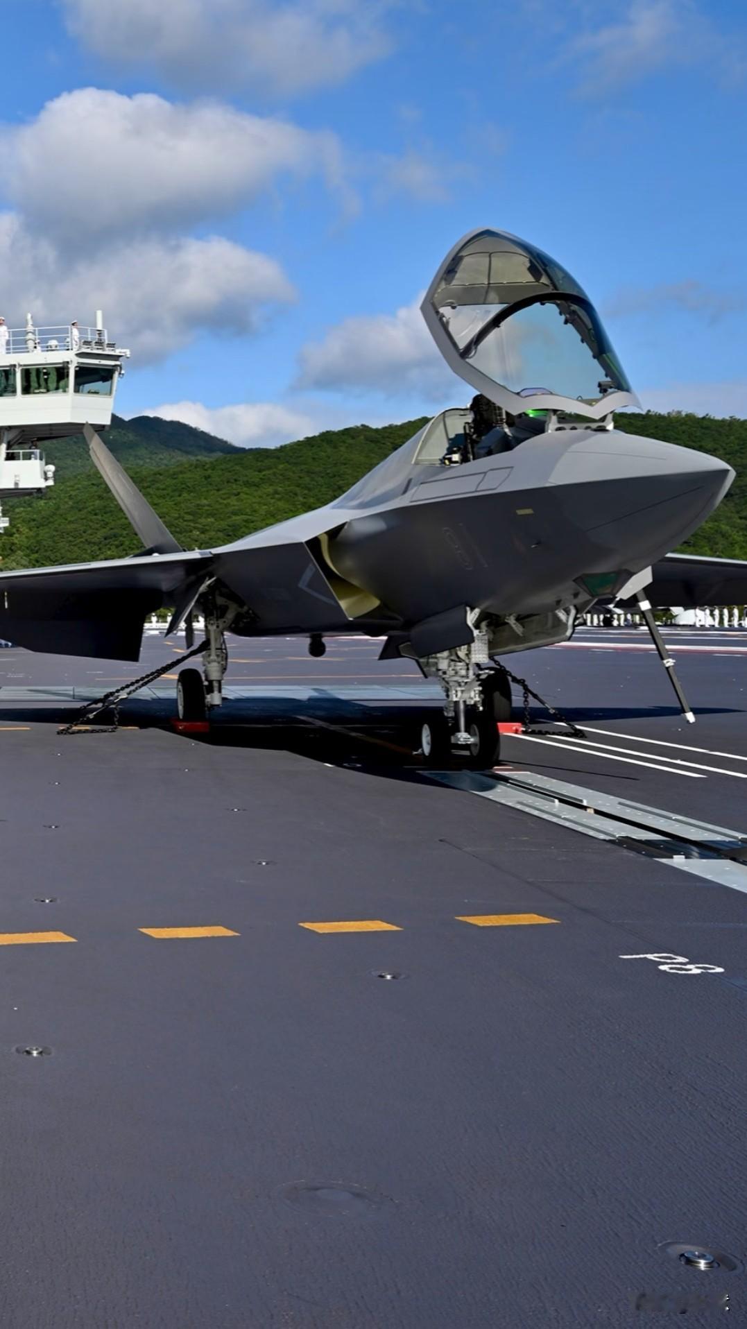 【歼35竖屏高清大图，速度收藏！！！】歼35是我国首款第五代隐身舰载机，也是世界