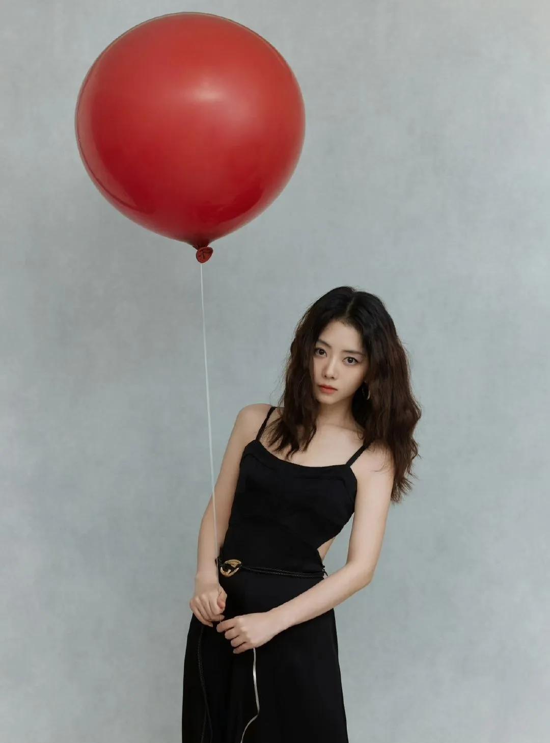 谭松韵35岁生日照：打破定义，演绎甜酷交织的惊艳美学当羊毛卷的慵懒遇上吊带黑裙