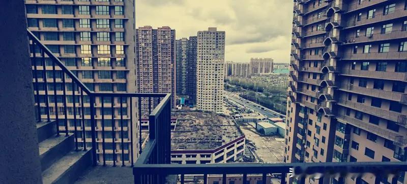 认识的一个小年轻，他是95年的，他也是2021年的时候，高位接盘，他当时买的40