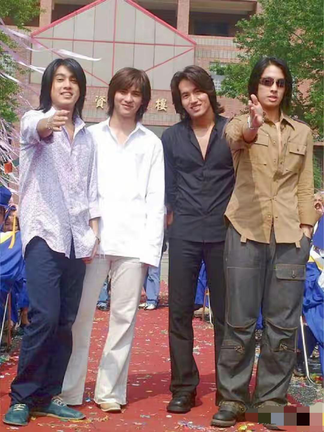 47岁吴建豪晒自拍照，暴瘦到脱相。作为F4的成员，吴建豪可以说是这里边最抗老