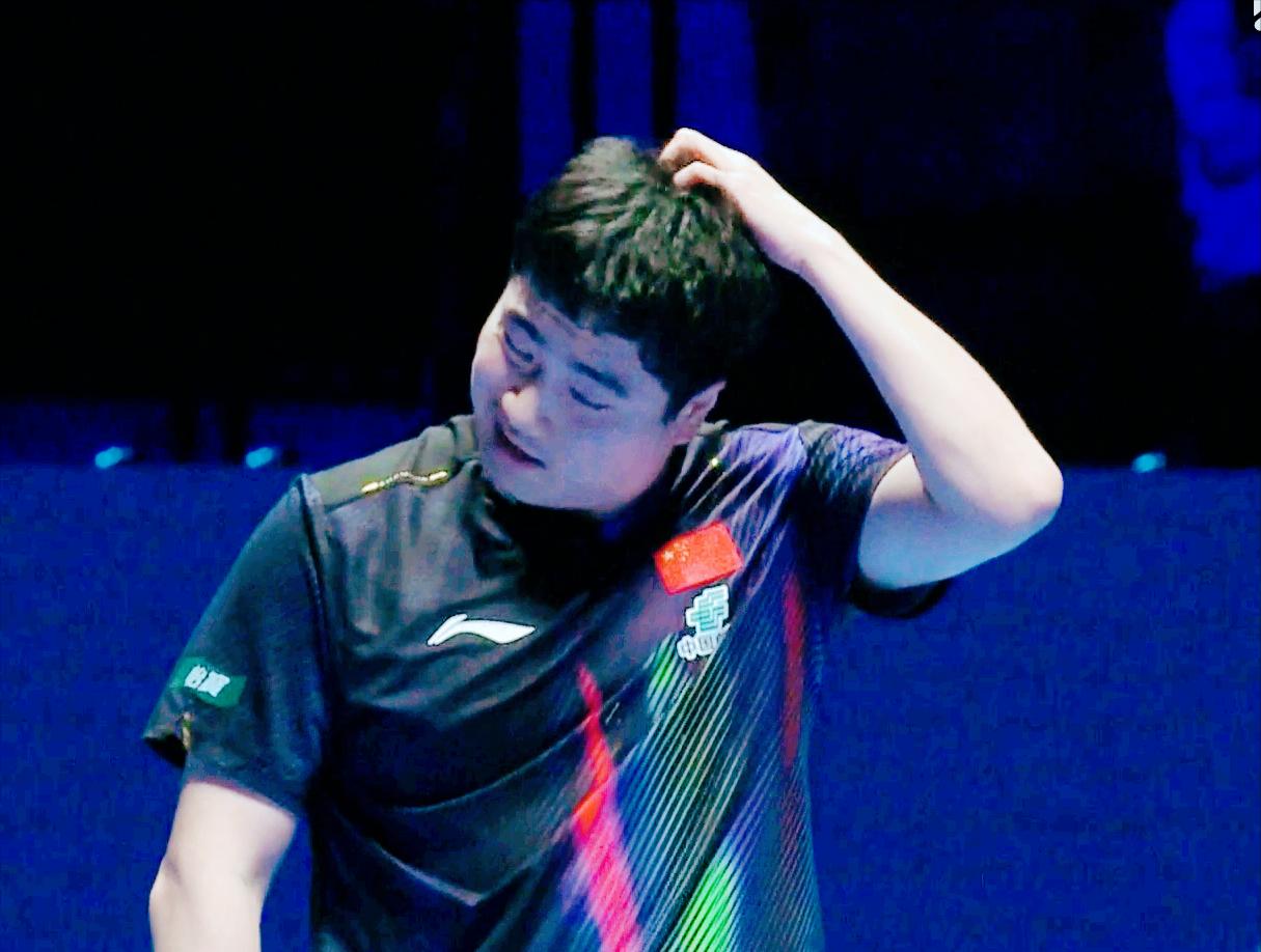 我去！这次志强没来，梁靖崑又被王皓凶了。说他：在赛场皱皱巴巴干啥呢？抬起头来