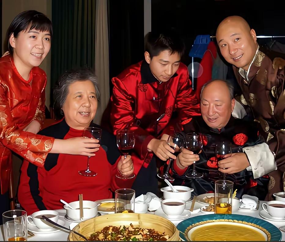 这张老照片太珍贵了😯😯😯这是老艺术家陈强过生日的画面。儿子