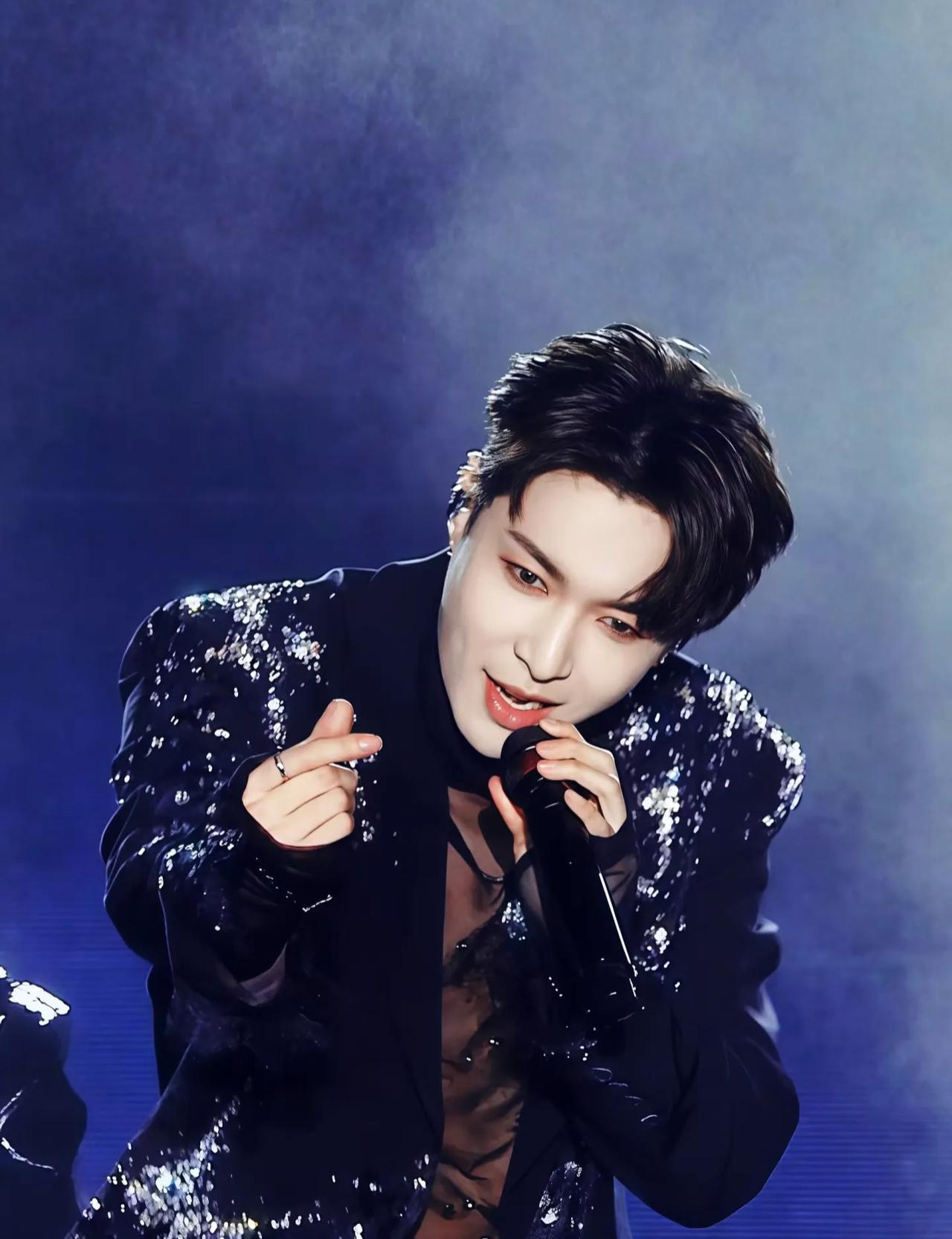 张艺兴刚结束58天连轴转，收到妈妈消息问“今年能回家吃顿年夜饭吗”，他对着屏幕愣