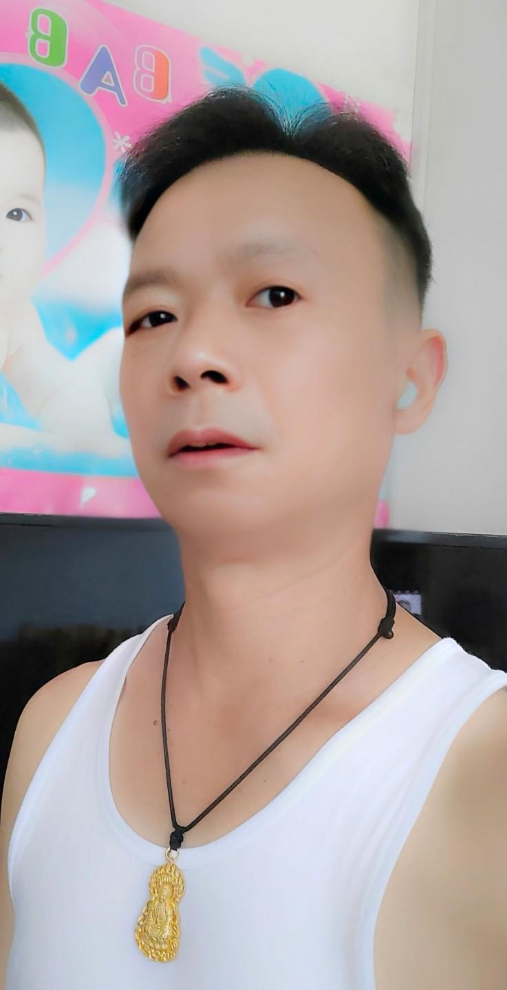 你最怕的野泳瞬间是什么呢?我最怕野泳时遭遇水下未知巨物。有个常年野泳的爱好者，