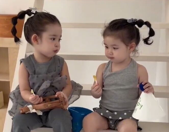 韩安冉给2岁女儿化妆拍广告，打脸曾“不缺钱，绝不让孩子当童模”誓言网红韩安冉近日被曝带2岁小女儿优米
