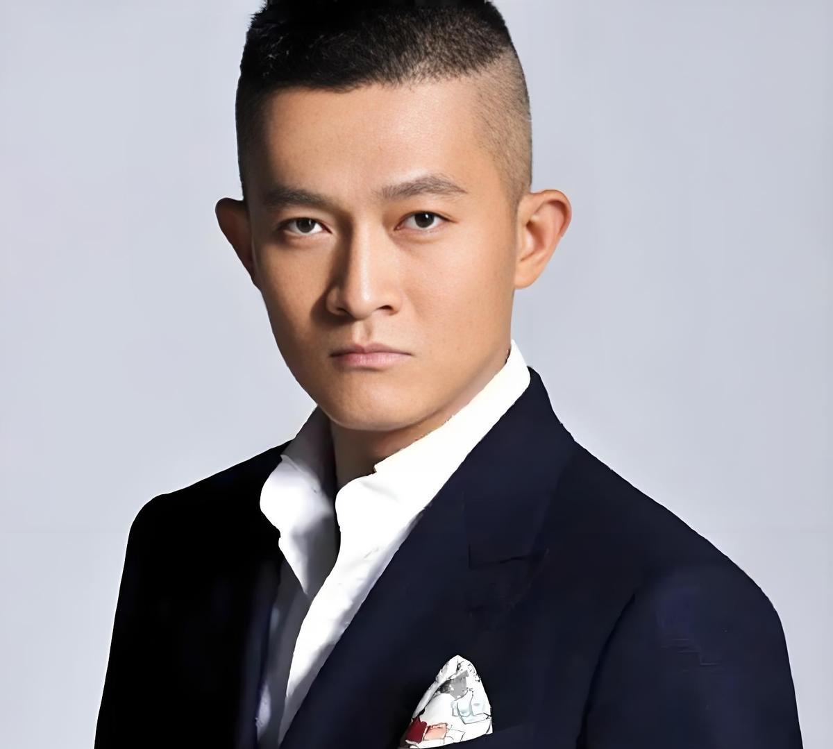 2002年，杨志刚和江珊合作拍戏。突然，杨志刚从背后搂住她的腰，几秒后，江珊说：