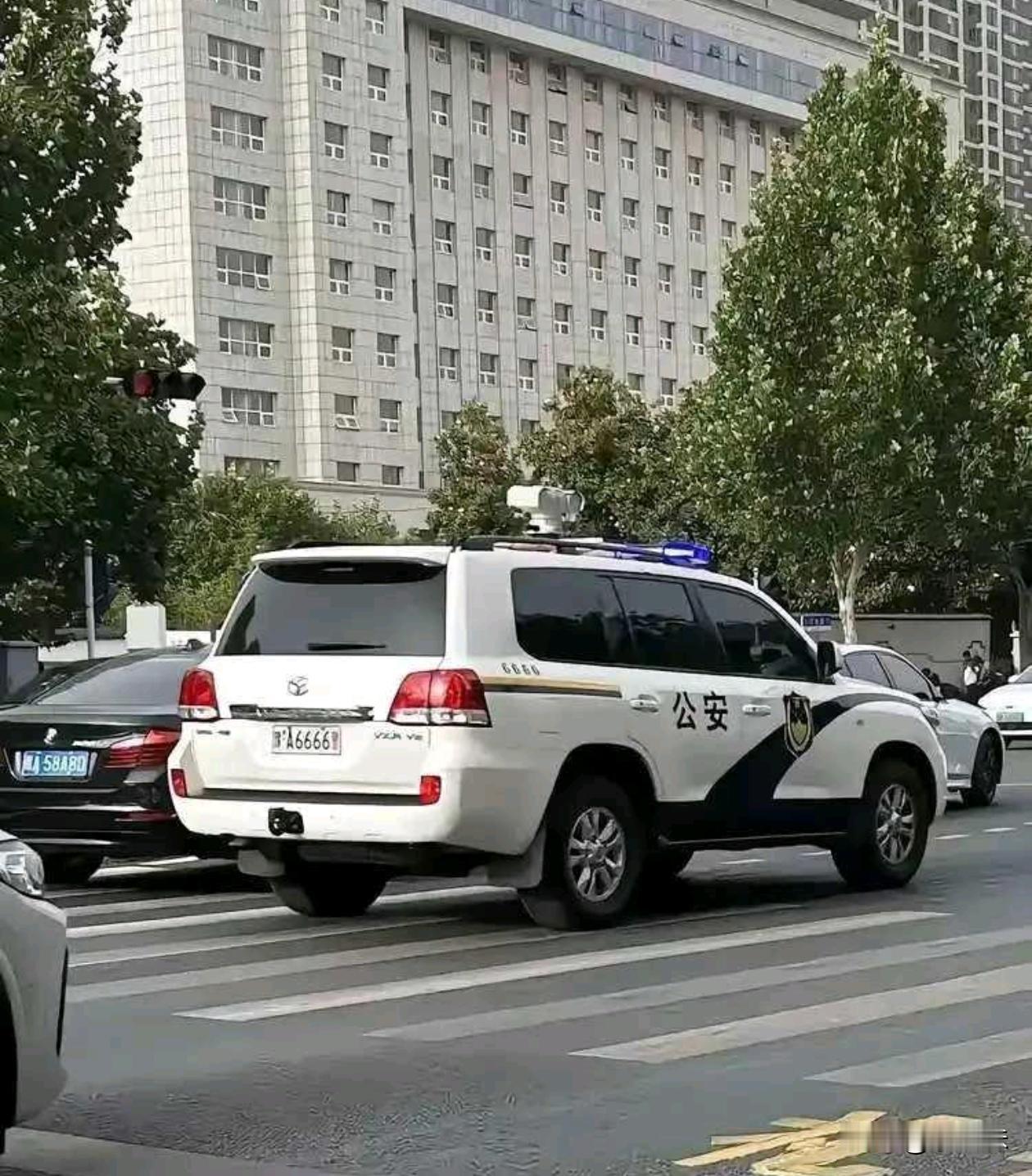 这警车看着真霸道