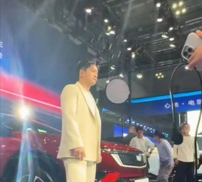 樊振东又“撒糖”！全网喊话：东哥，你的“天选女孩”该现身了！好家伙！国乒顶流樊