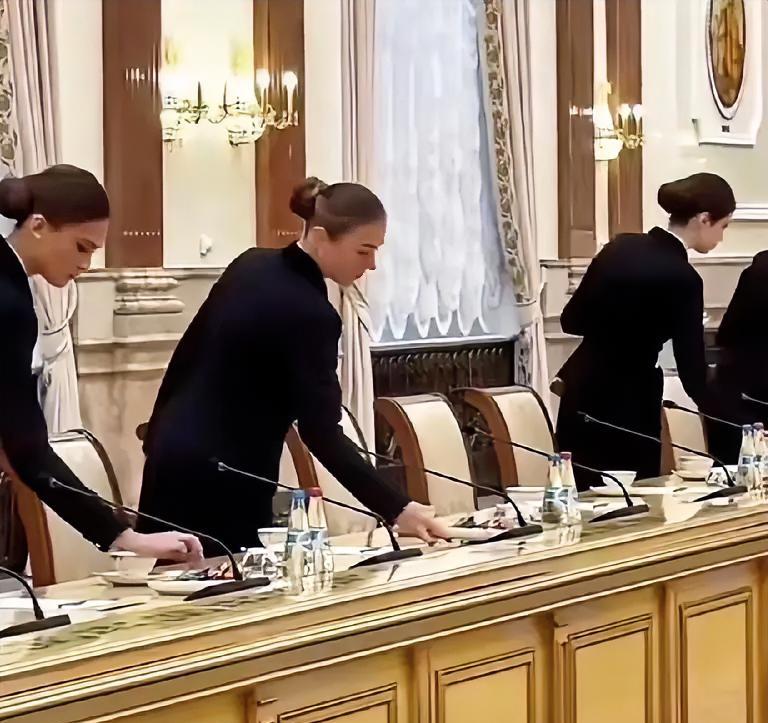 前凸后翘的流水线美女在这里只是标准配置多1克脂肪都要被淘汰。别光盯着身