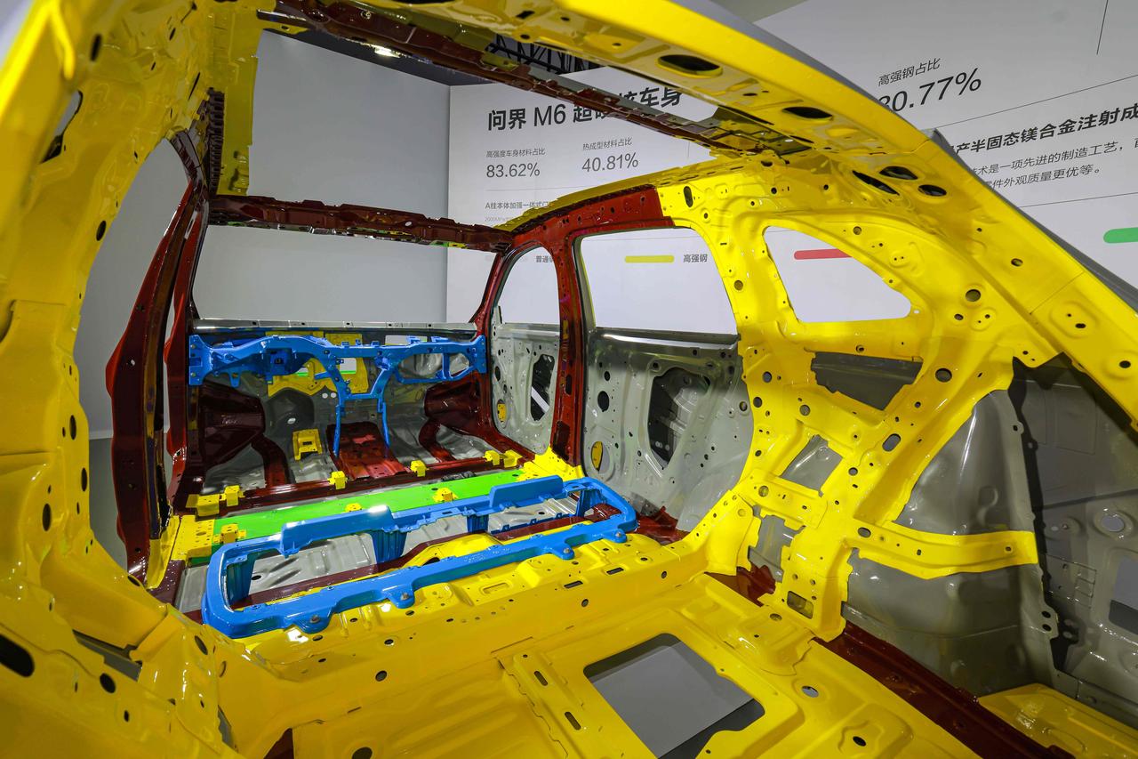 在近期举行的问界M6外观内饰会上，这款新车清晰传递出“年轻人的第一辆卡宴”的产品