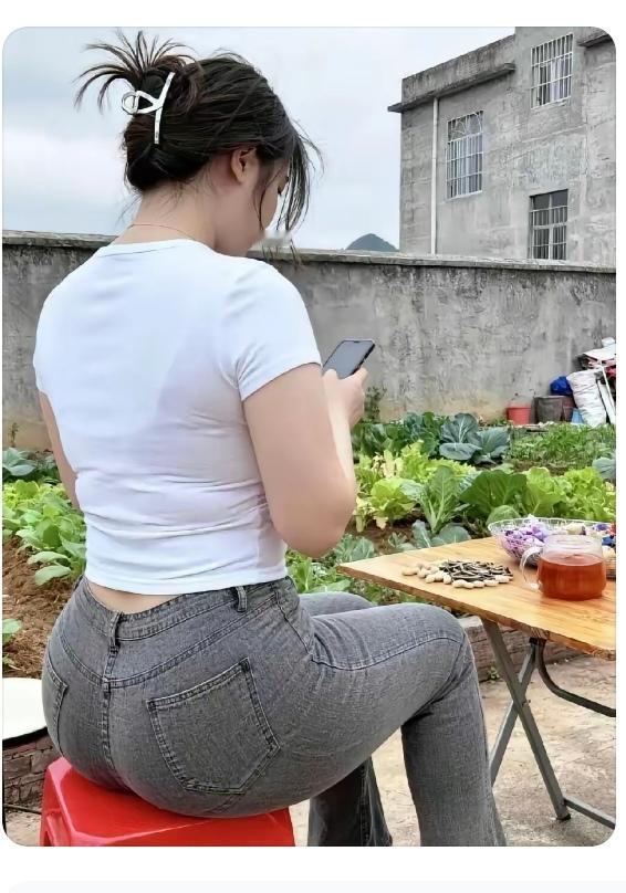 心灵短笛农村环境就是好。空气质量杠杠滴。植物到处都是。菜园家家都有。蔬菜品种还