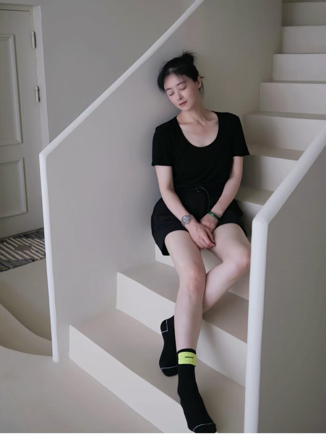 蒋欣，巴掌大的脸，把腿都显得那么粗。