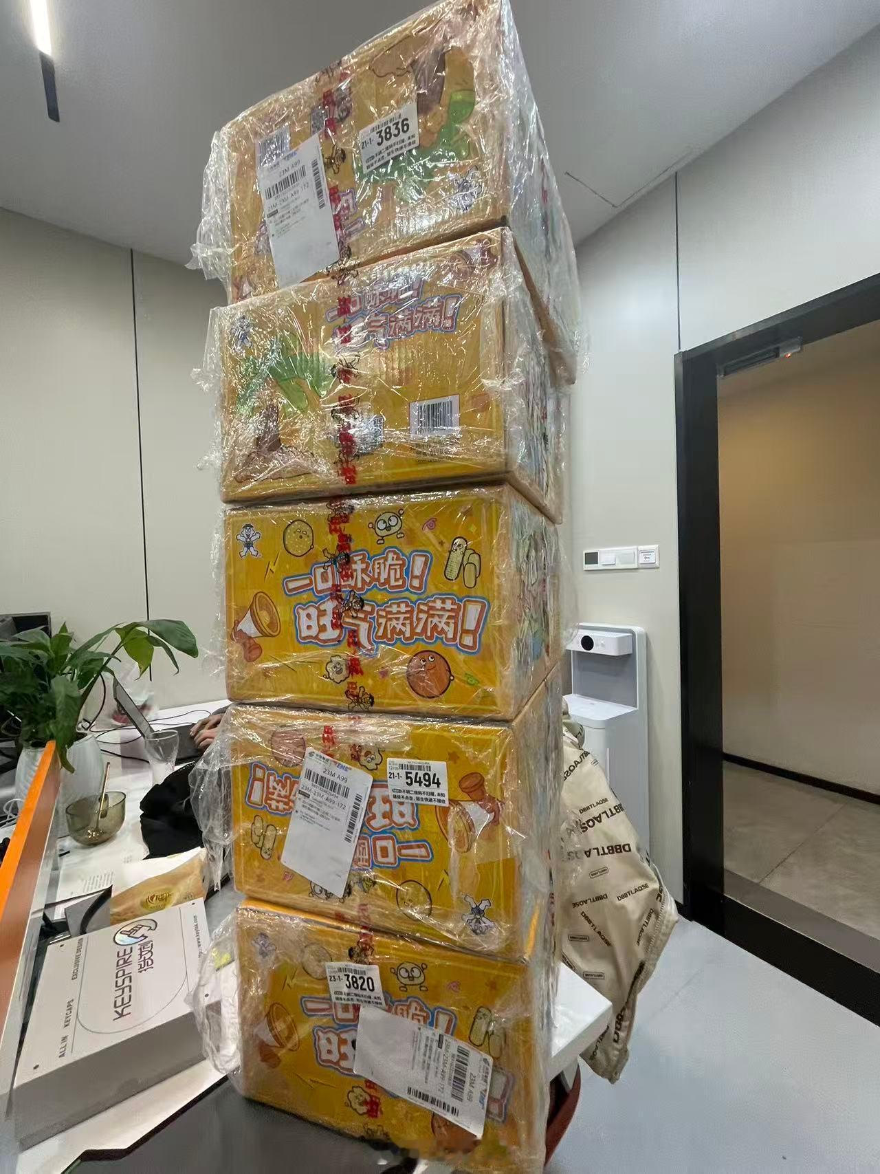 笑死了，我给同事们买了点零食，他们以为不多，让女生去搬