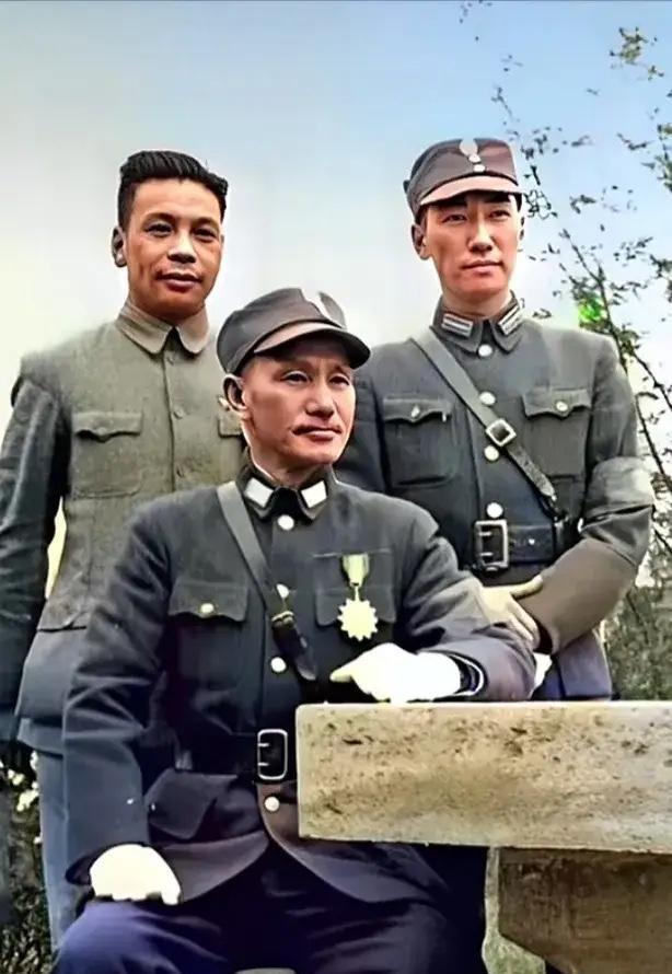 1943年，蒋介石与蒋经国、蒋纬国合影。养子蒋纬国外貌神态酷似老蒋，反观亲子蒋经