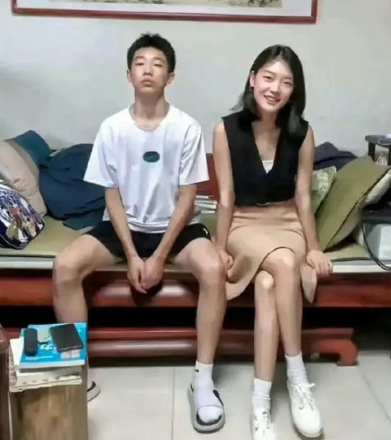 从图片上看的话，姐姐算是有点长残了，你知道是哪个明星吗？