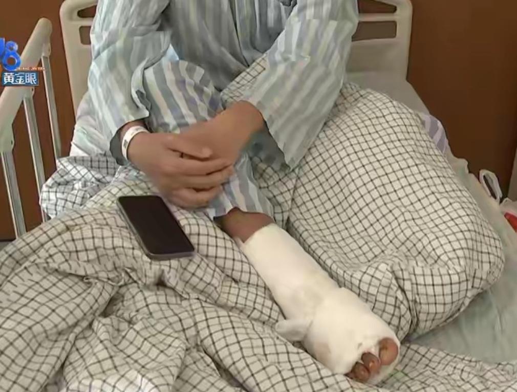 “无妄之灾！”浙江杭州，一男子打顺风车回家，他刚拉开车门踏进一只脚，司机突然踩了