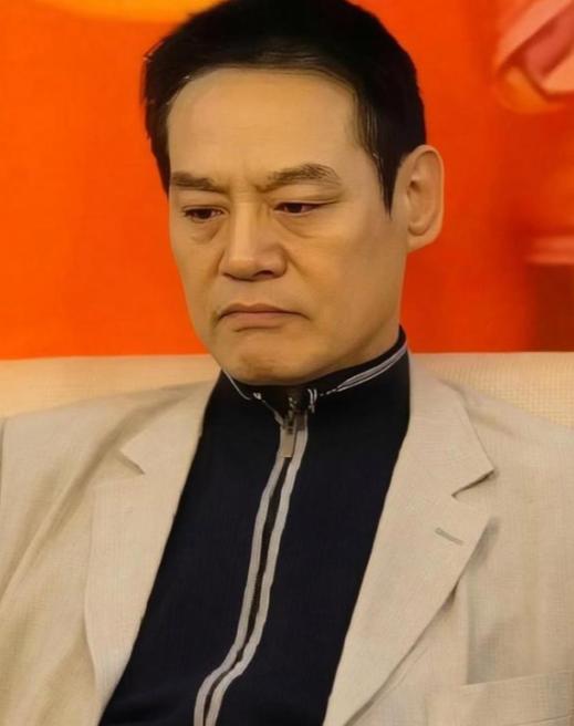 他是演员巍子，本名王巍。早年离了婚，当时选择净身出户，把财产都留给前妻。儿子王紫