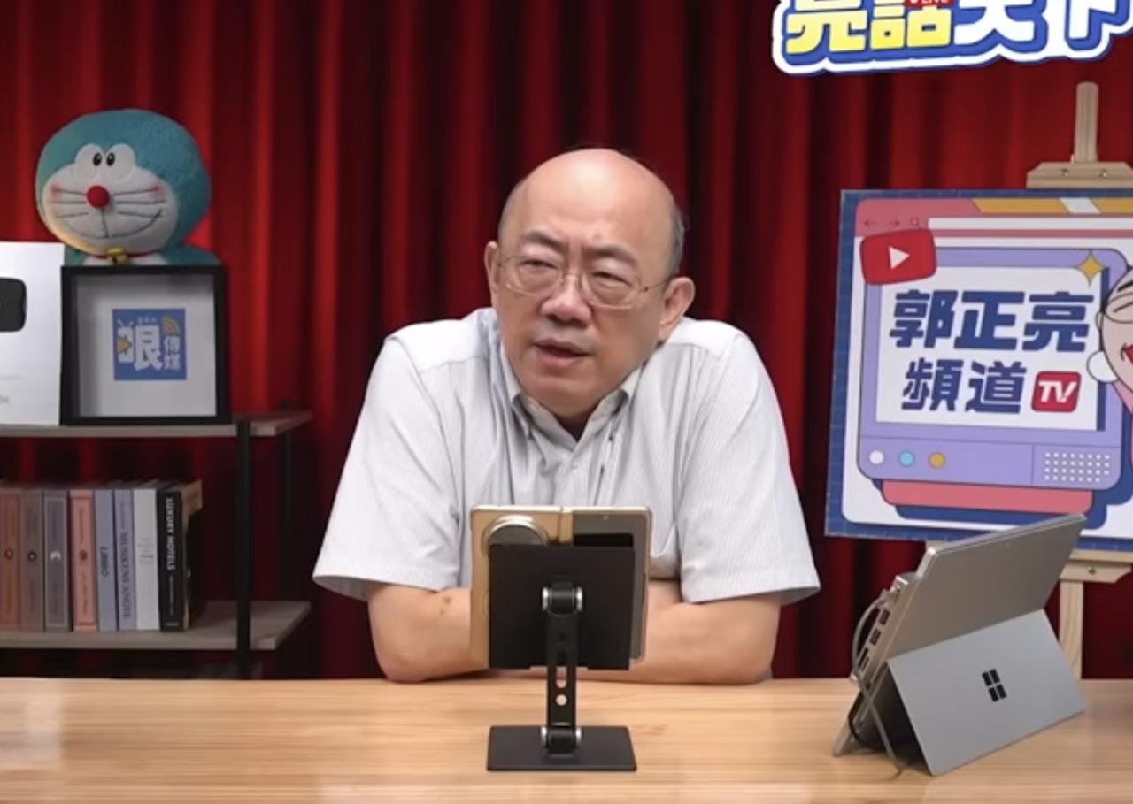 刚刷到郭正亮的一段视频，亮哥在里面怒批黄暐瀚带风向，直言他明显就是在配合绿营操作