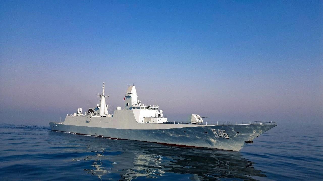 无人机引导054B主炮对岸攻击