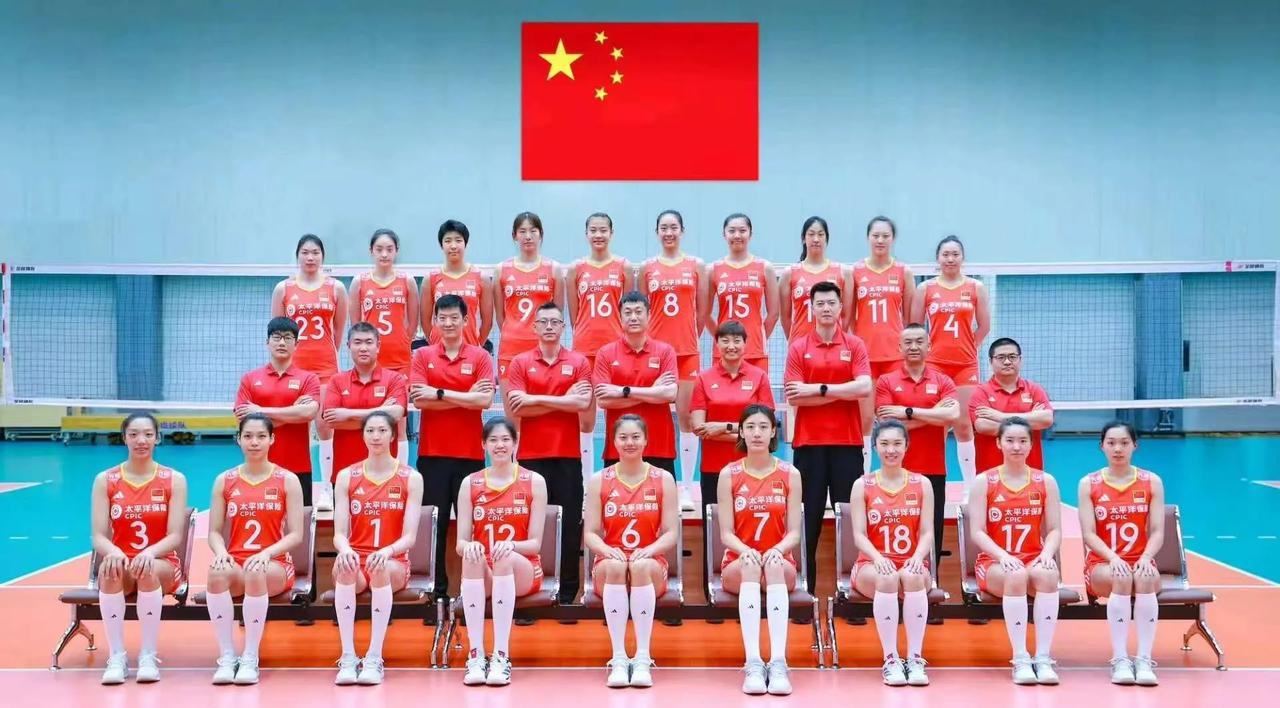 中国女排大合影出炉：龚翔宇大C位，王媛媛和李盈莹分列两侧，万梓玥为中国女排第一身