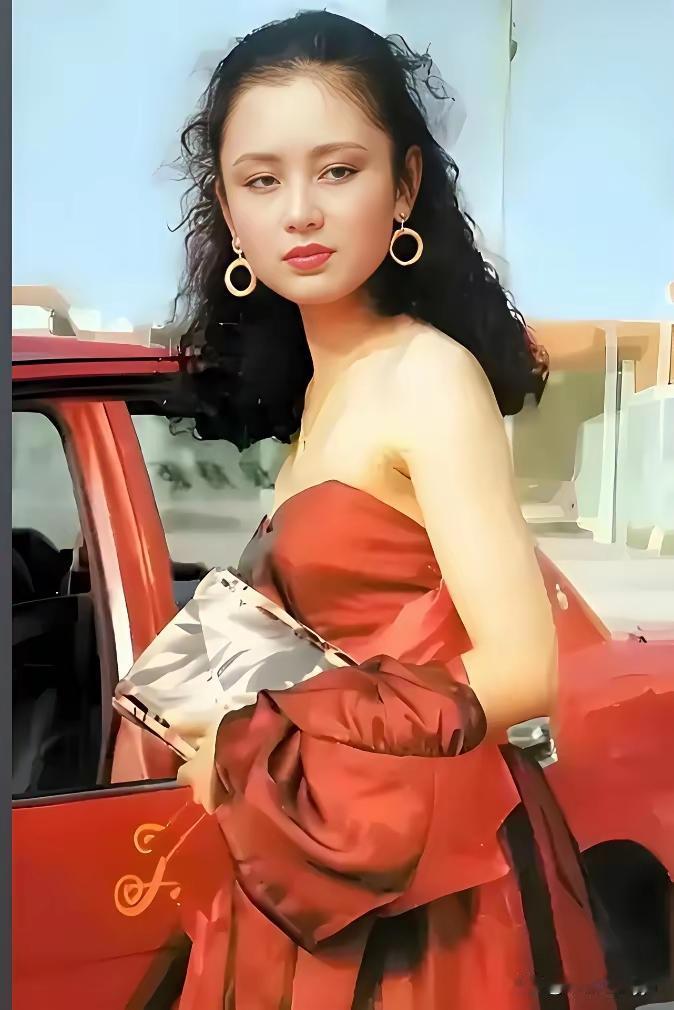 [呲牙笑]陈红的花期太短了。年轻时漂亮。你看现在。才50多岁。比一般的人衰老。