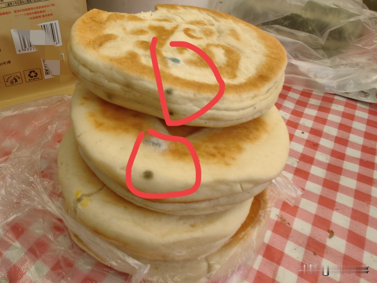 大表姐和表姐夫退休金合计每月一万多，在家里竟然吃发霉的馍！大表姐是我大姑家的