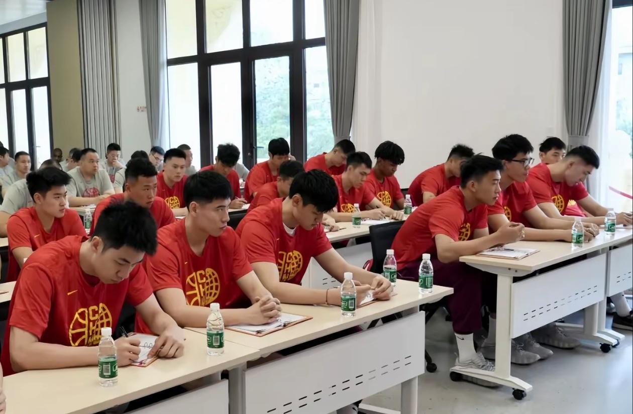 中国男篮集训队开课，球员和教练认真做笔记！中国男篮世预赛集训队除了日常篮球训