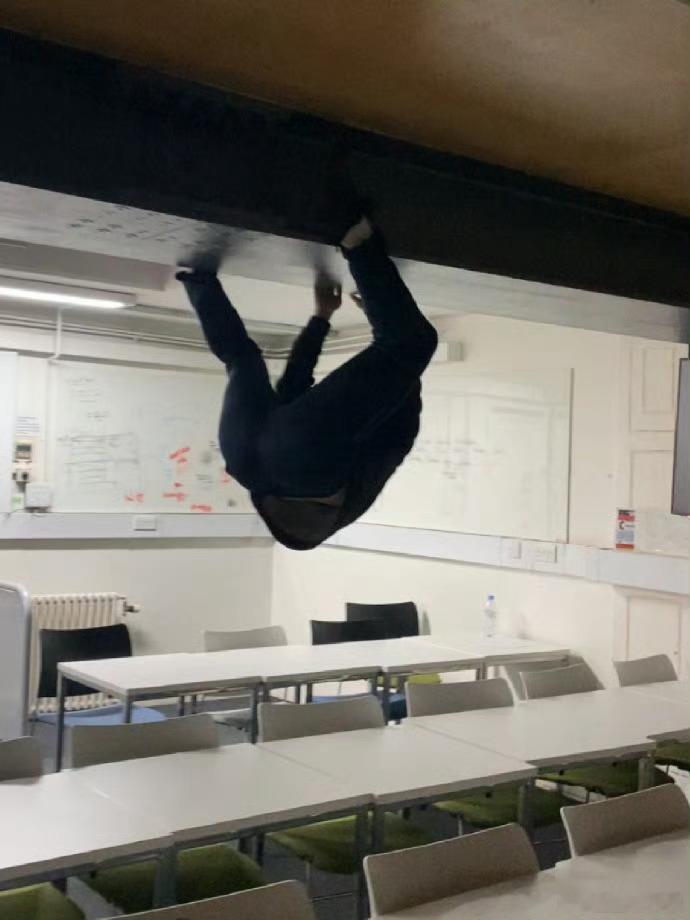 一回头看见我同学在教室上方阴暗的爬行​​​